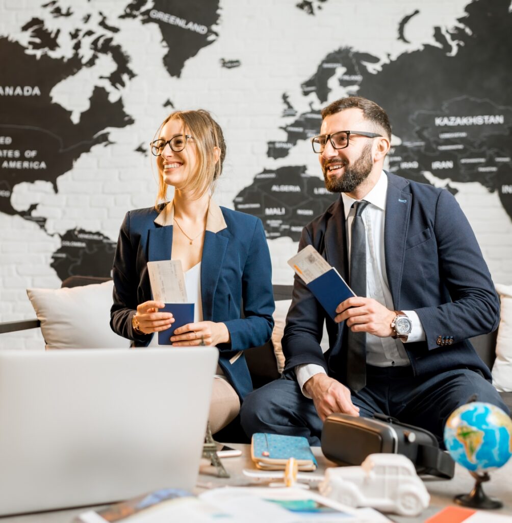 Affärskvinna och affärsman med pass och flygbiljetter