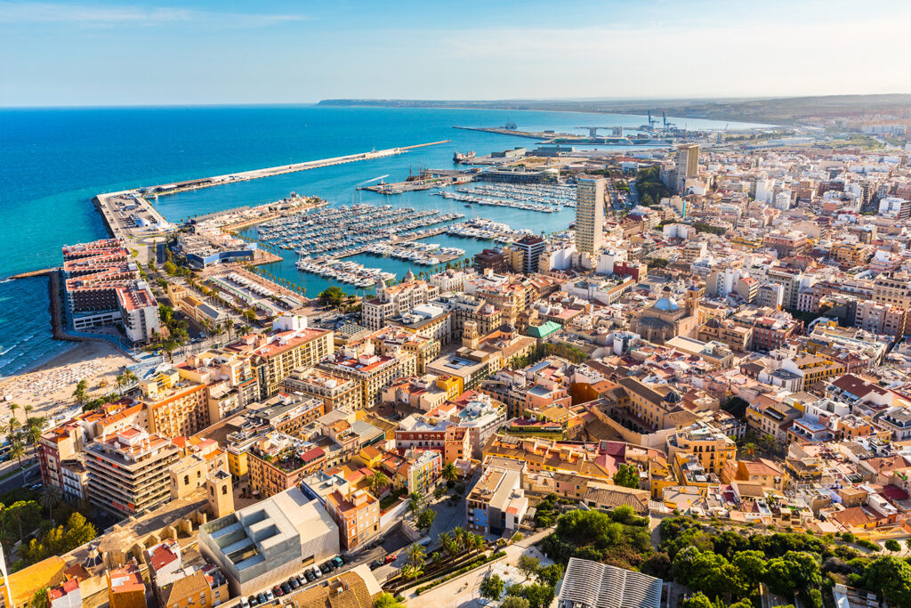 Flygbild över Alicante med marina, stad och Medelhavet – en solsäker destination för företagsresor och gruppresor.