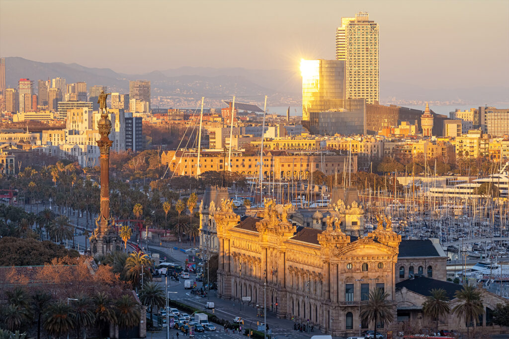 Utsikt över Barcelona med hamn, stad och kustlinje – populär destination för kickoff, konferensresa och gruppresa för företag.